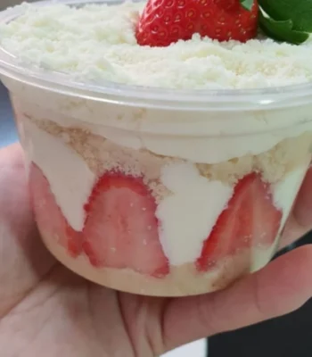 Bolo no pote de ninho com morango