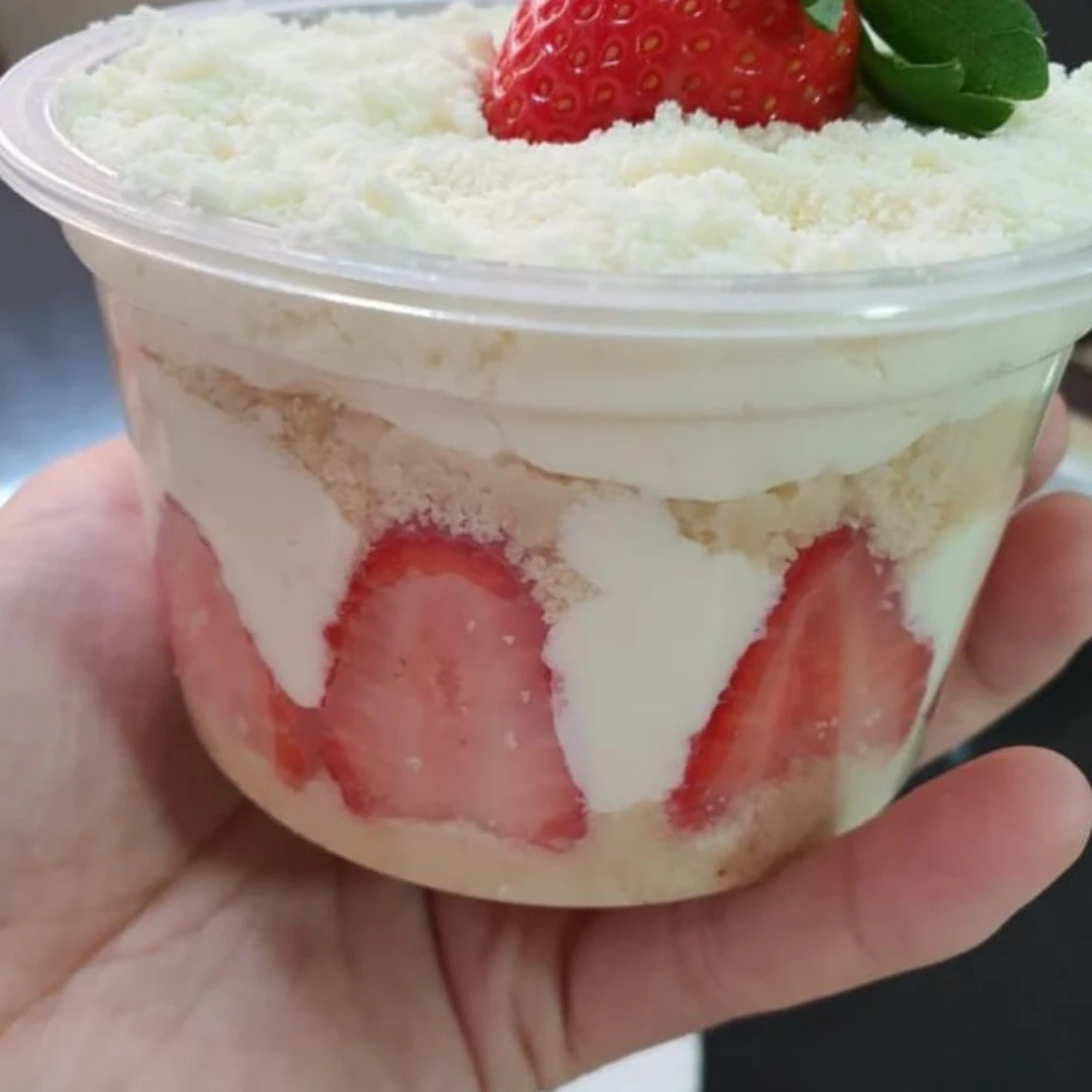 Bolo no pote de ninho com morango Bolo no pote de ninho com morango